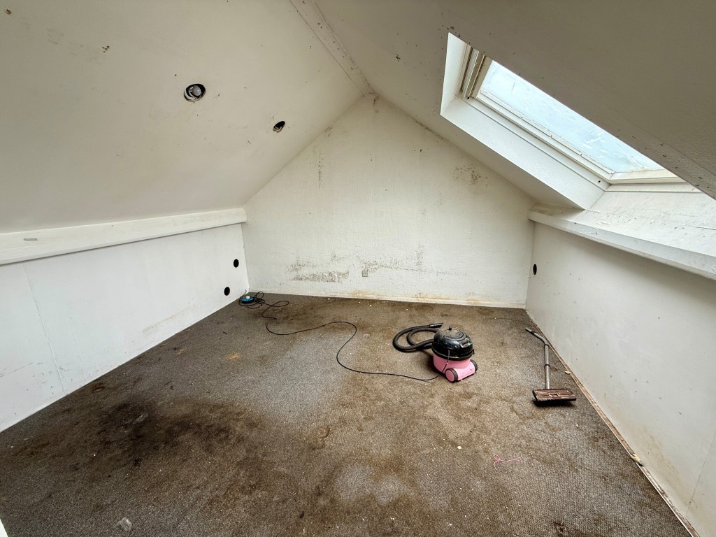 Lot: 30 - GARAGE WITH LIVING ACCOMMODATION AND LAPSED PLANNING - Bedroom